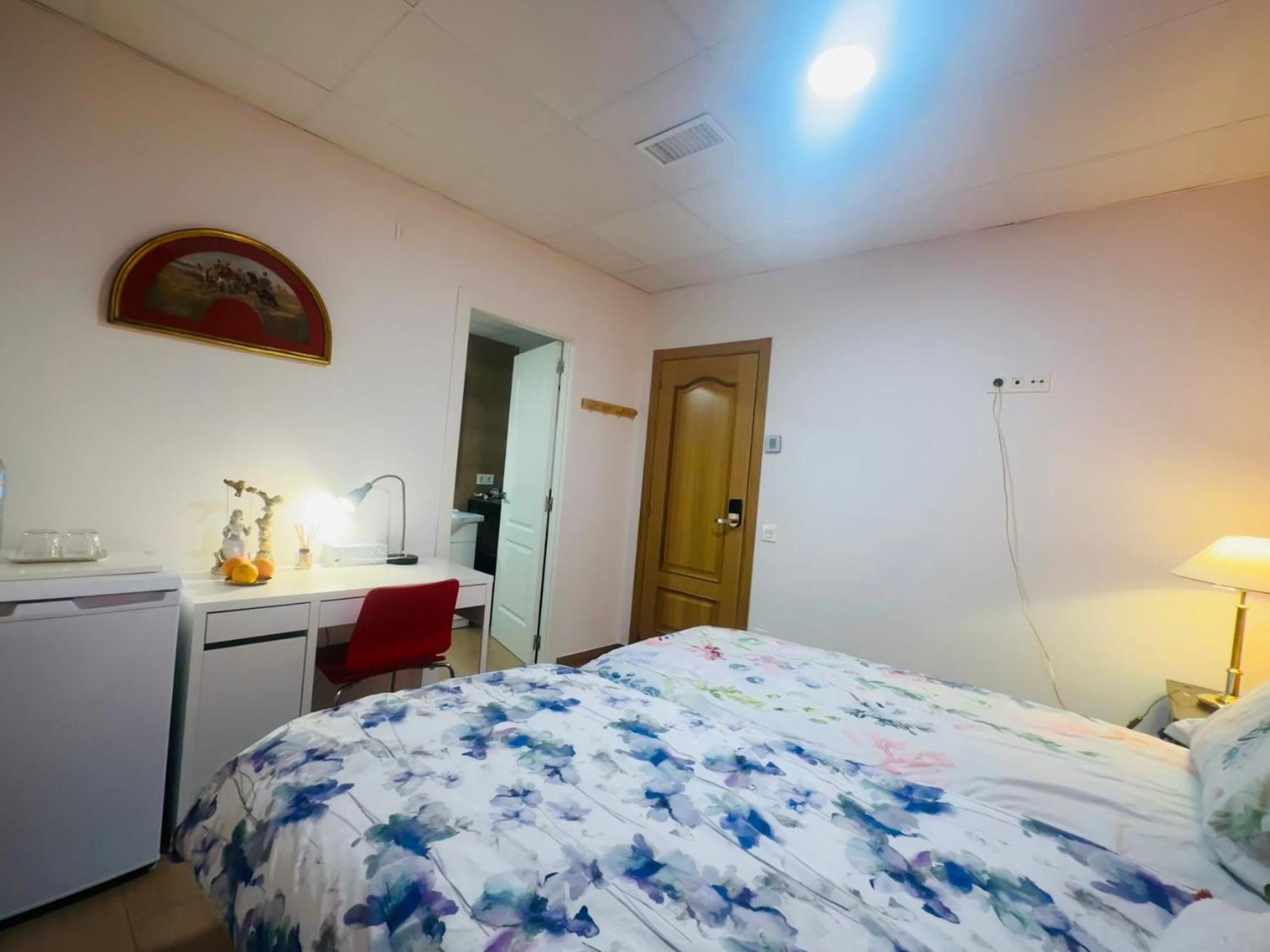 Mirador 2 Del Mercado Central - Habitacion Con Bano Privado En El Centro De La Ciudad Vella Valenza Esterno foto
