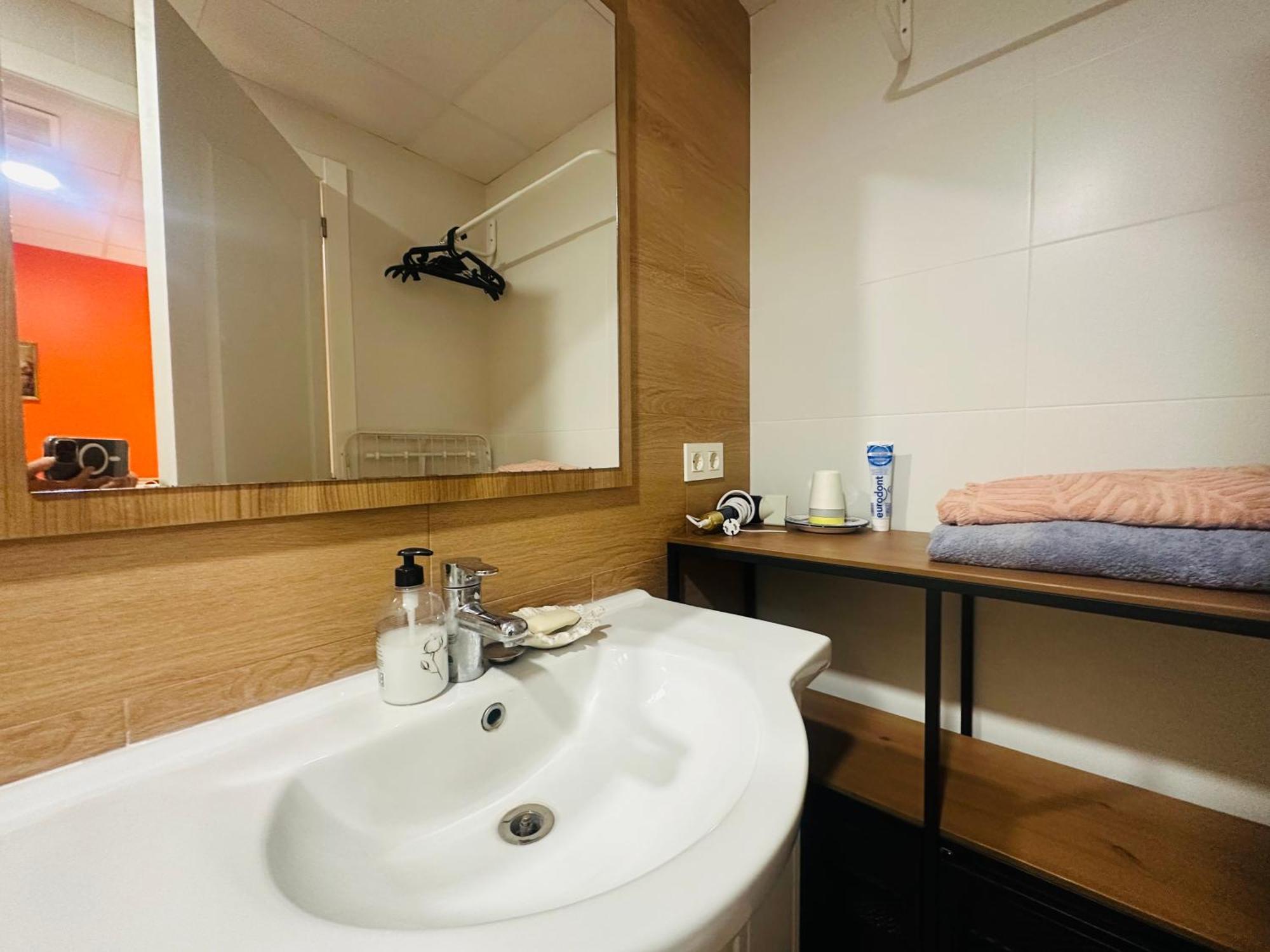 Mirador 2 Del Mercado Central - Habitacion Con Bano Privado En El Centro De La Ciudad Vella Valenza Esterno foto