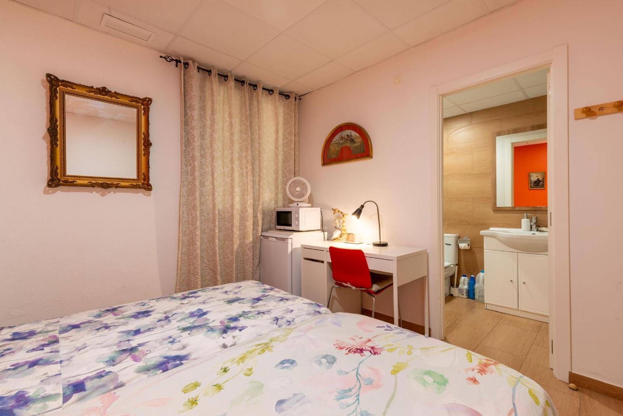 Mirador 2 Del Mercado Central - Habitacion Con Bano Privado En El Centro De La Ciudad Vella Valenza Esterno foto