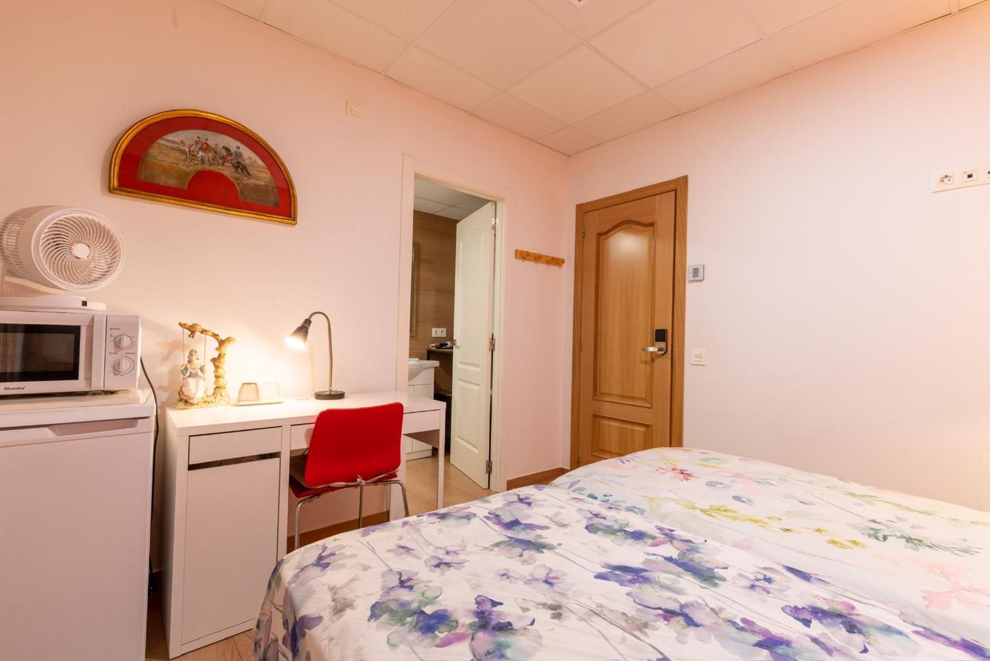 Mirador 2 Del Mercado Central - Habitacion Con Bano Privado En El Centro De La Ciudad Vella Valenza Esterno foto